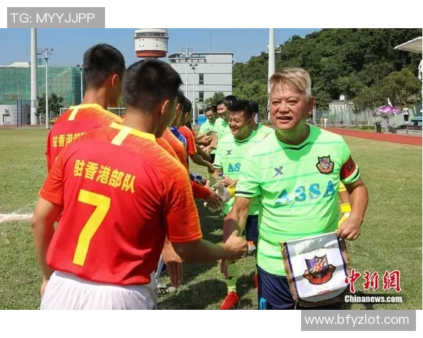 红衣足球明星风采尽显瞬间捕捉展现激情与荣耀的精彩瞬间 红衣足球明星风采尽显瞬间捕捉展现激情与荣耀的精彩瞬间