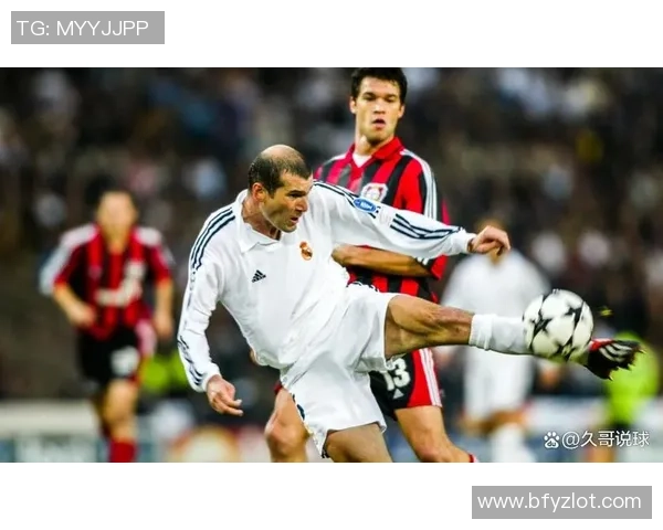 足球明星颁奖时刻精彩瞬间回顾展现荣耀与激情的瞬间